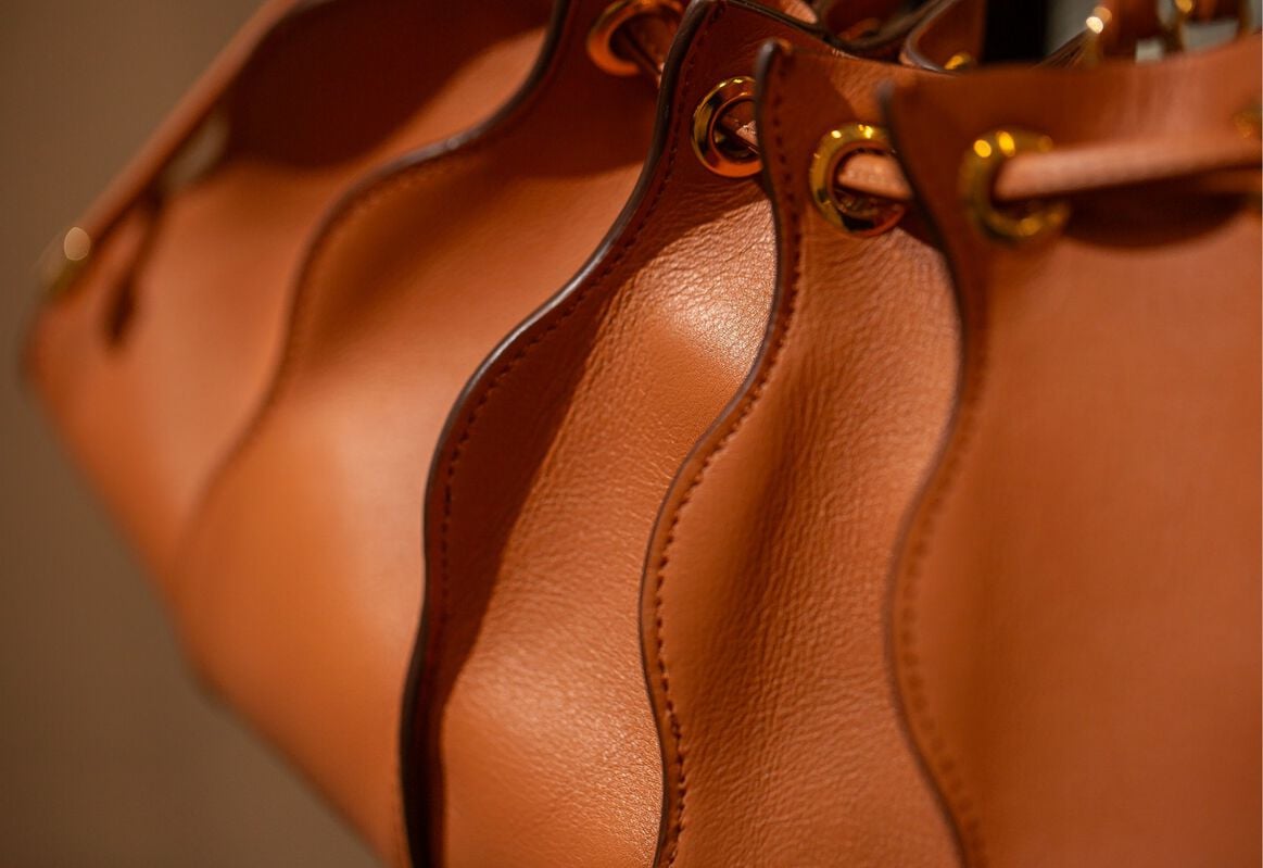 La borsa Wave per la collaborazione tra Sisley e Ulla Johnson
